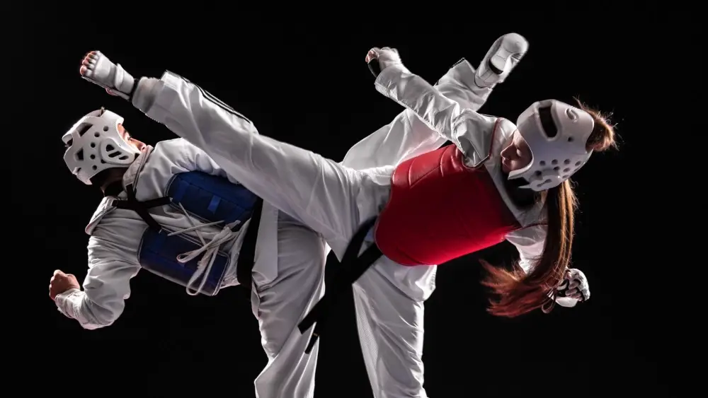 Deux combattantes de taekwondo font un coup de pied à Montpellier