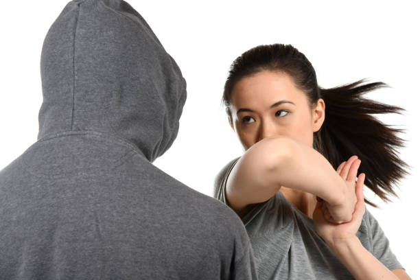 Techniques de self defense à Montpellier : femme qui donne un coup de coude